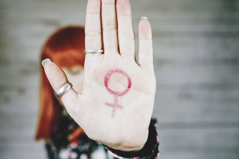 Mehr über den Artikel erfahren Was ist eine Frau? Frauenschutz ist gleichzusetzen mit Kinderschutz